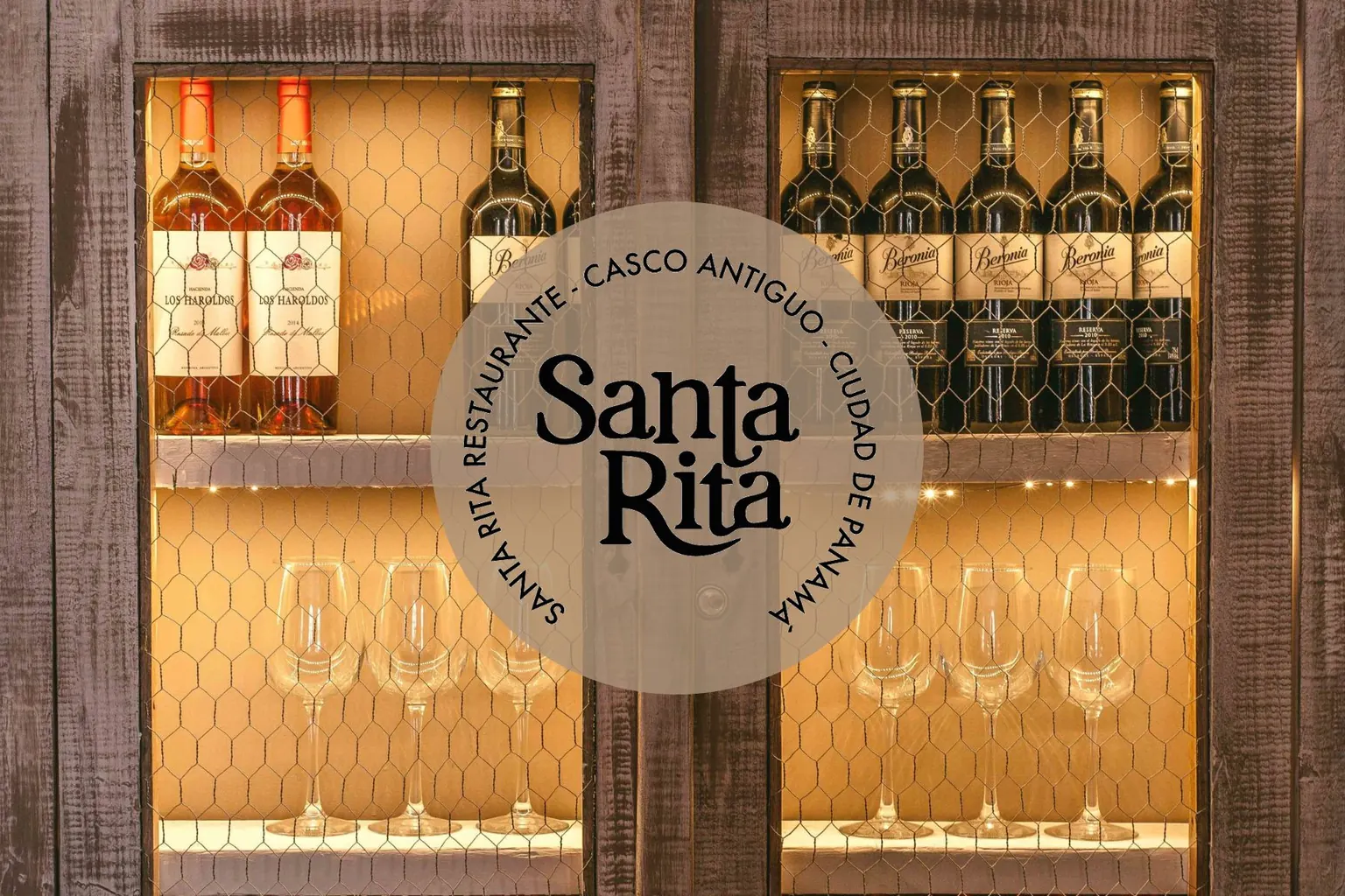 Bodega de vinos iluminada del Restaurante Santa Rita