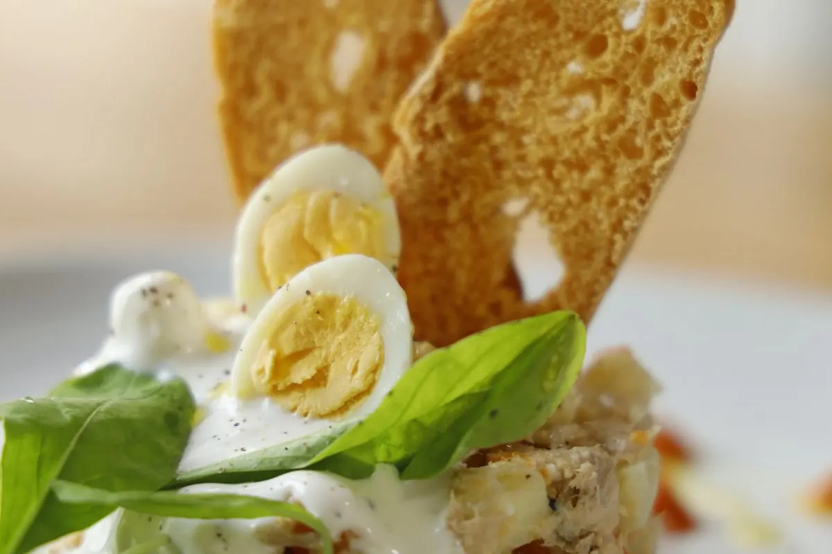 Entrante emplatado con tostas y huevo