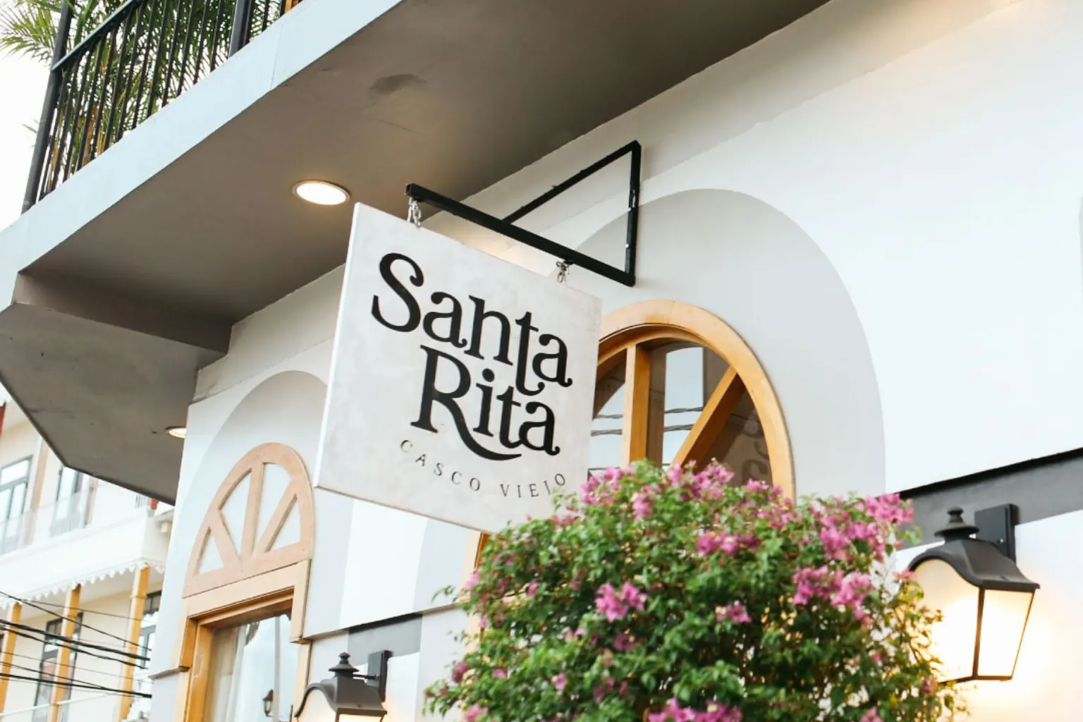Fachada del Restaurante Santa Rita en Casco Viejo con buganvillas