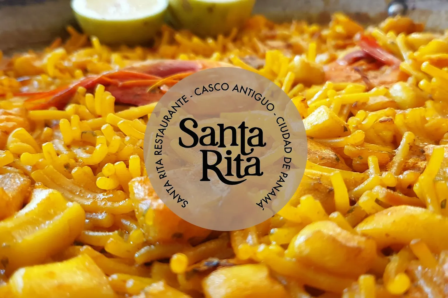 Fideuá de marisco servida en paellera