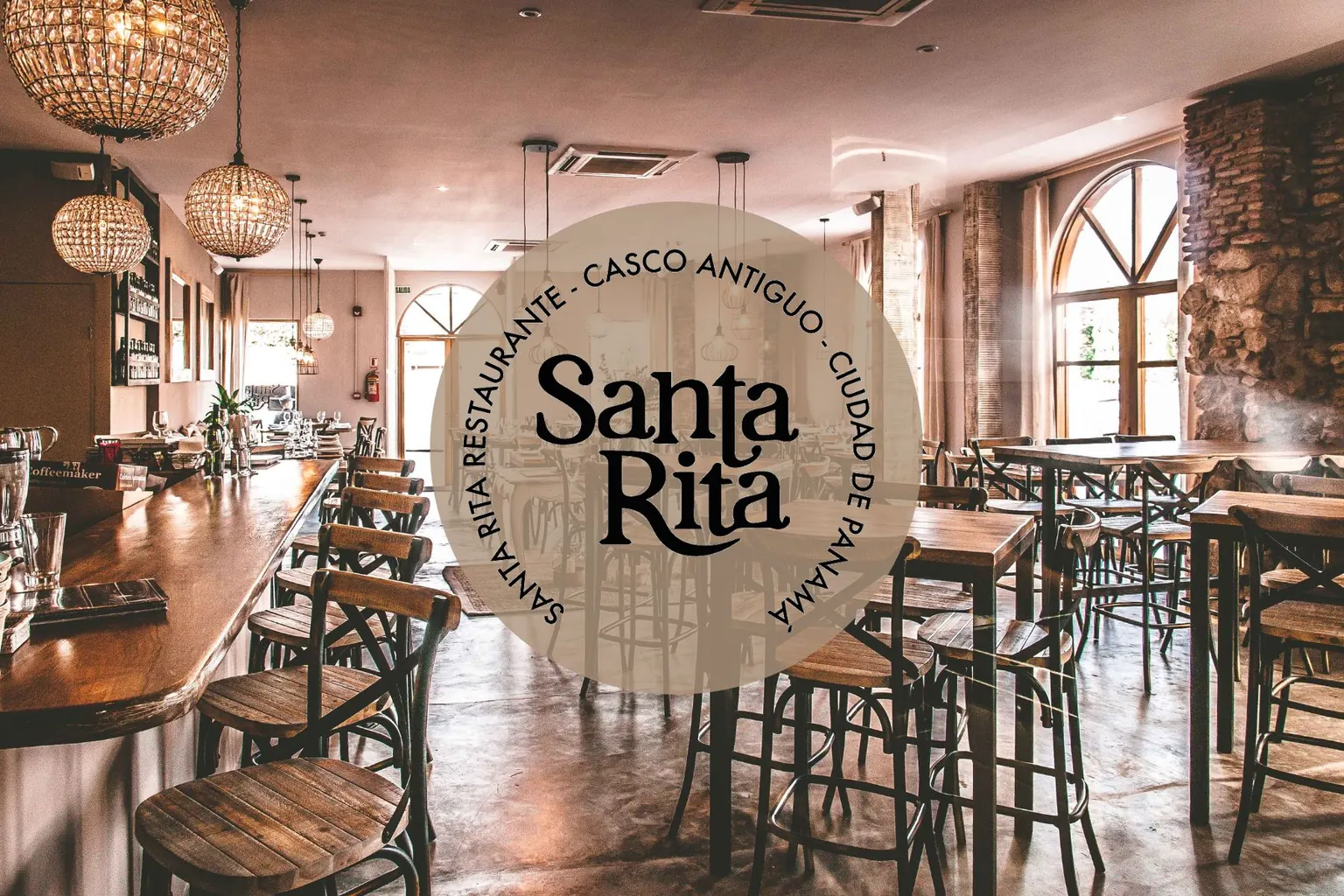 Interior del Restaurante Santa Rita con luces cálidas durante una noche temática