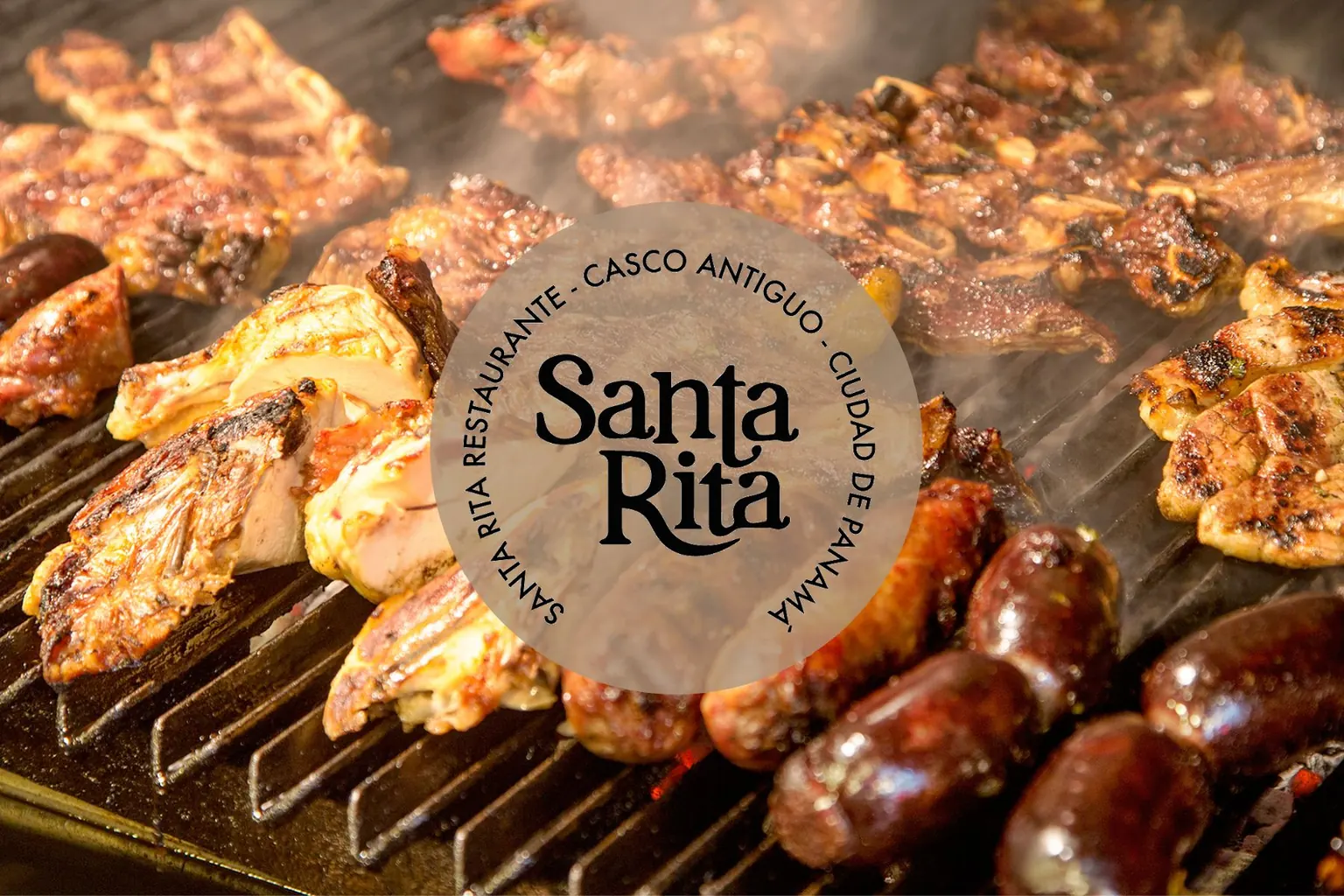 Parrilla argentina de Santa Rita con carnes, chorizos y camarones sobre las brasas