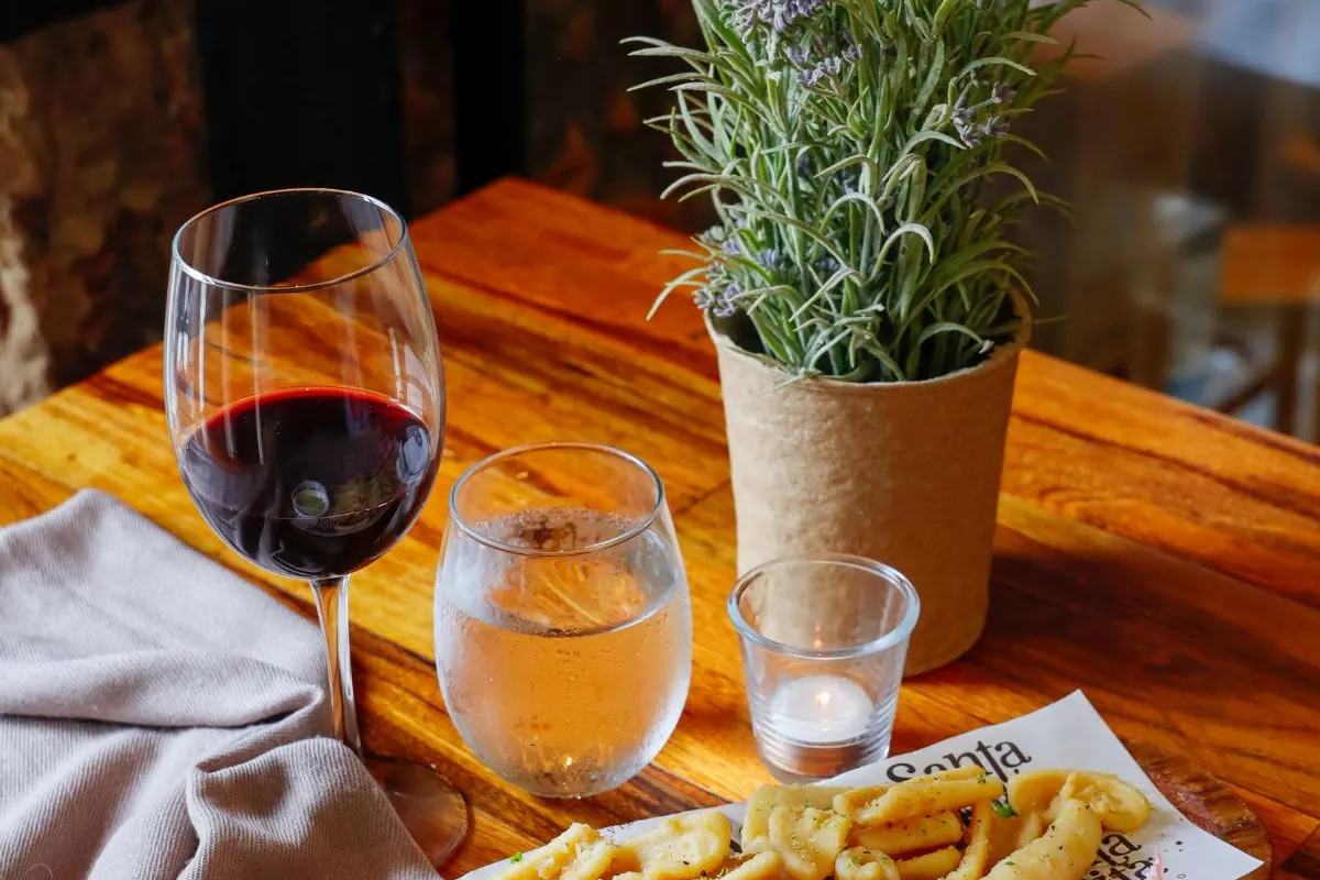 Tabla de jamón ibérico de bellota y quesos españoles con copas de vino