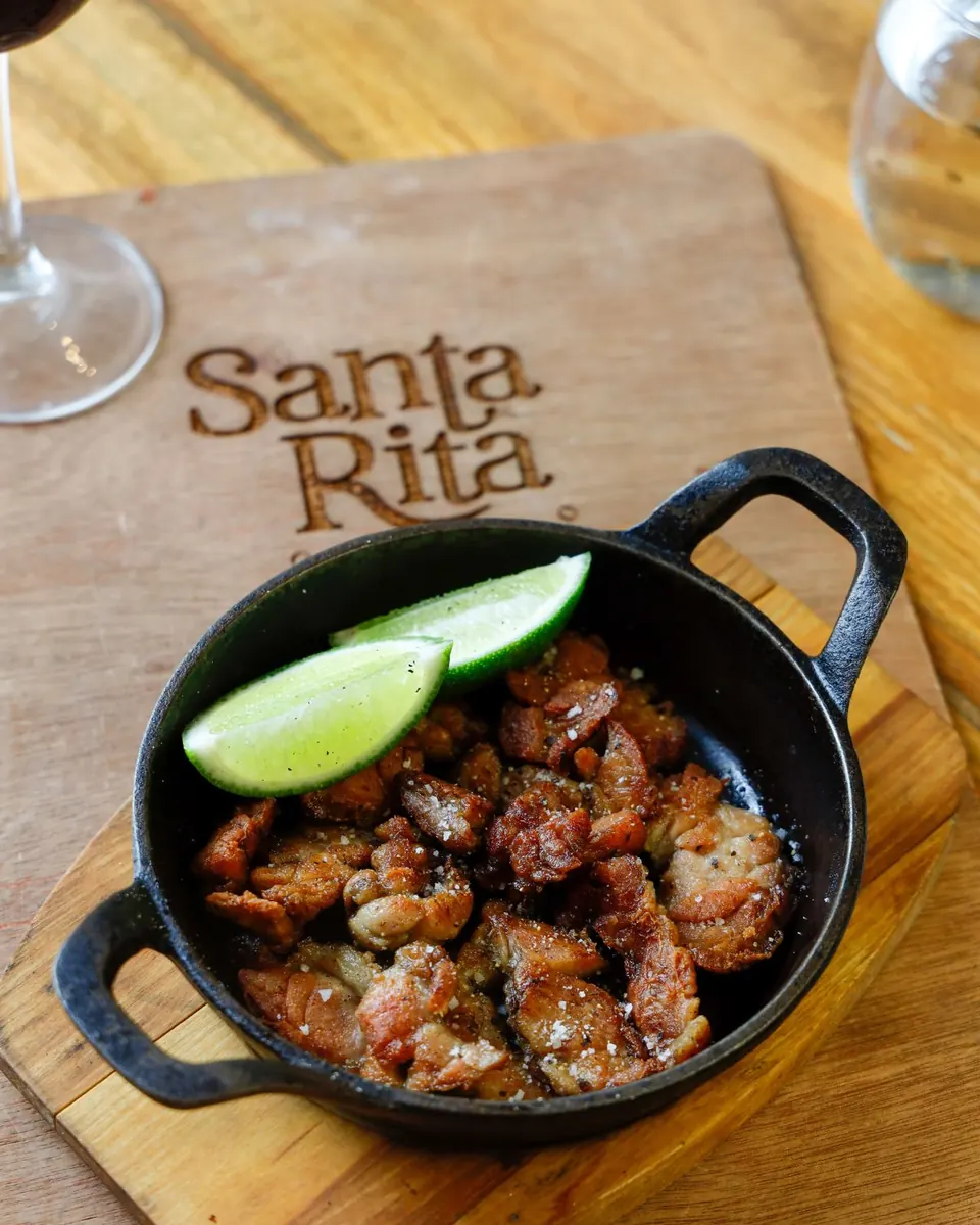 Camarones al ajillo servidos en cazuela de hierro con lima
