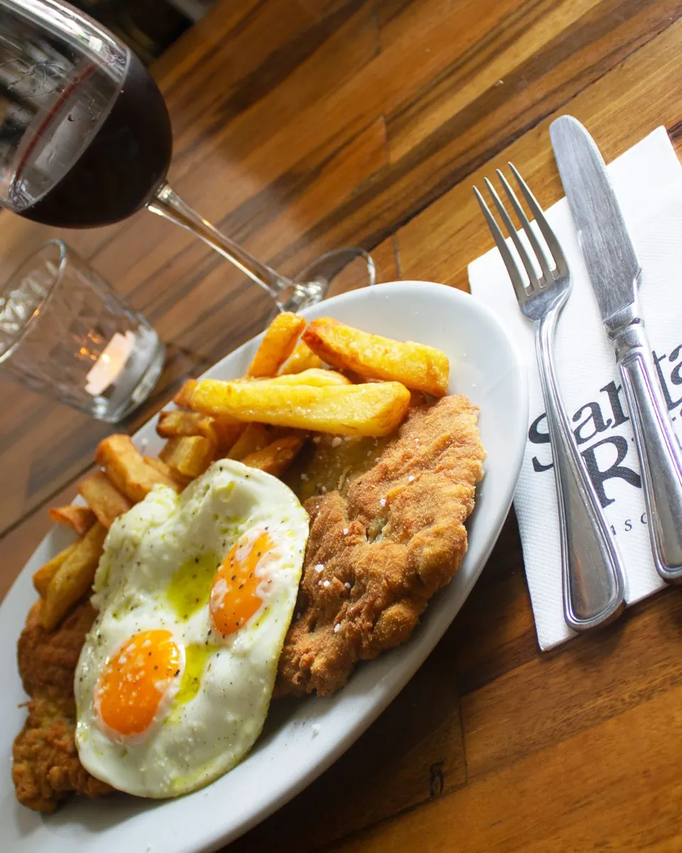 Milanesa de ternera a caballo con patatas fritas y huevos fritos